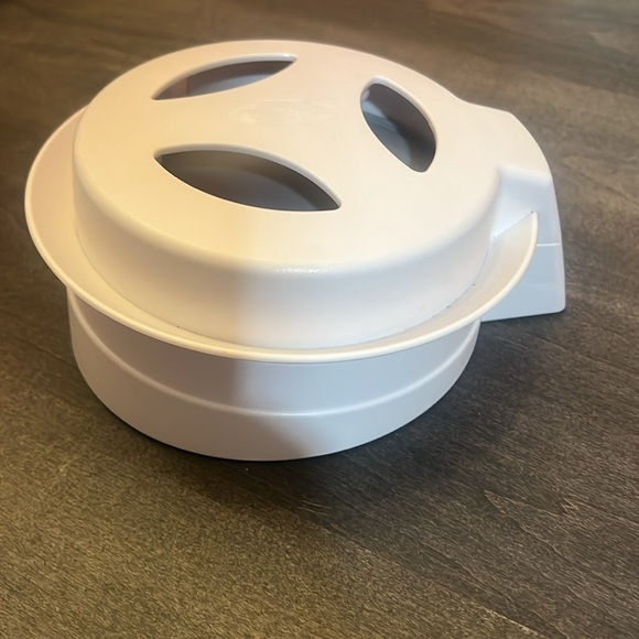 The Pampered Chef - Close & Cut - Keeps Food In Place and Hands Safe - Picture 5 of 7